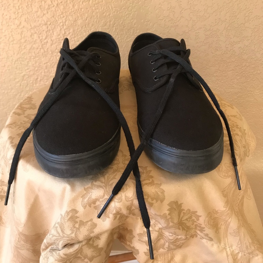 Men’s Van’s low top monochrome sneakers